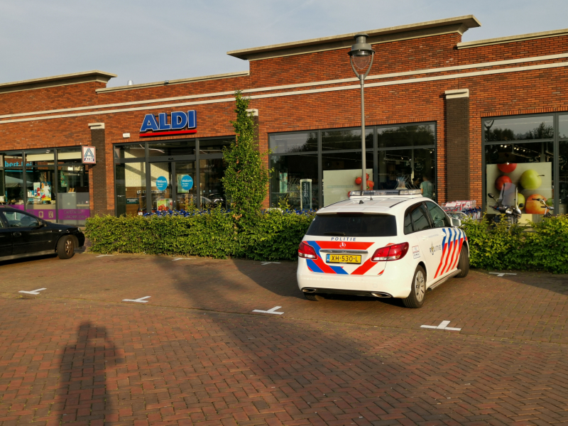 Dader vlucht na overval op Aldi