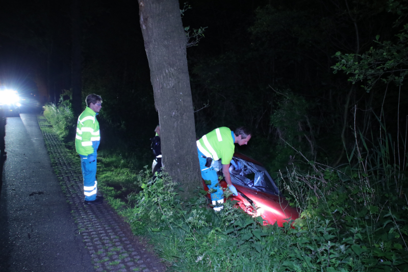 Gewonde bestuurder vlucht na crash