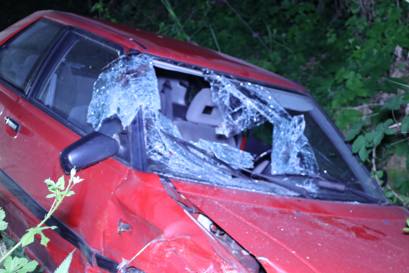 Gewonde bestuurder vlucht na crash