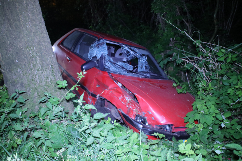 Gewonde bestuurder vlucht na crash