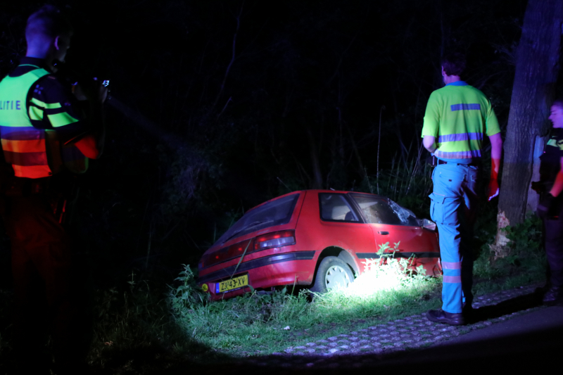 Gewonde bestuurder vlucht na crash
