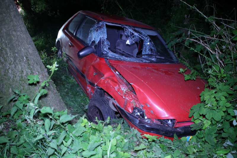 Gewonde bestuurder vlucht na crash