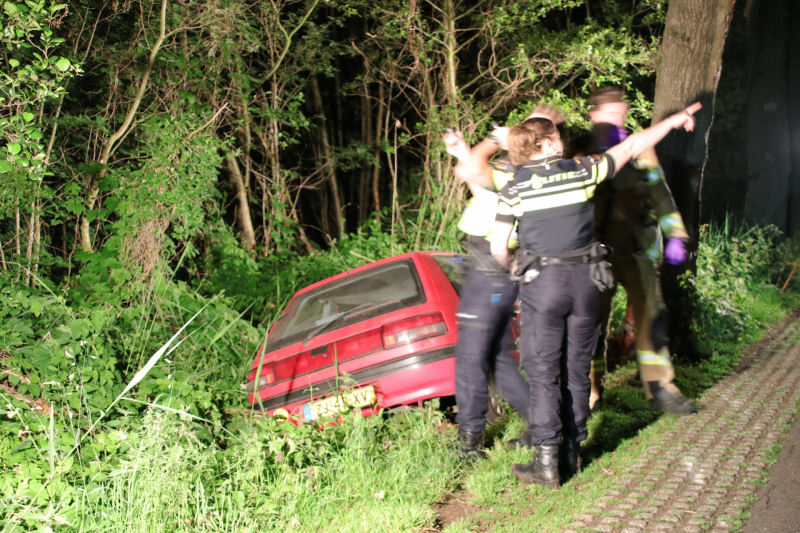 Gewonde bestuurder vlucht na crash