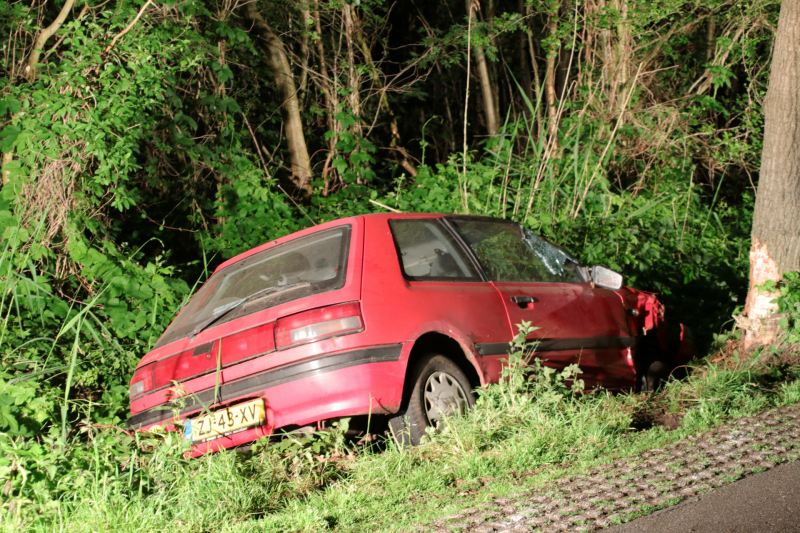 Gewonde bestuurder vlucht na crash