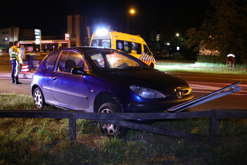 Auto ramt voorrangsbord, bestuurder gewond