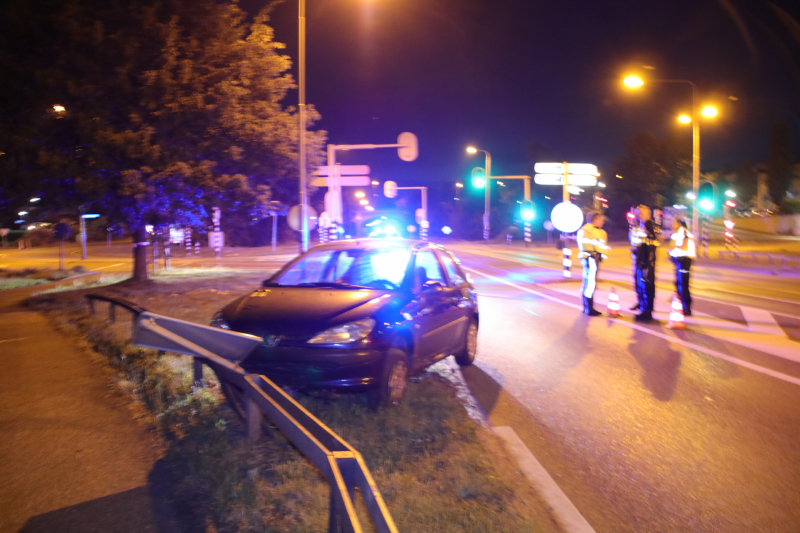 Auto ramt voorrangsbord, bestuurder gewond