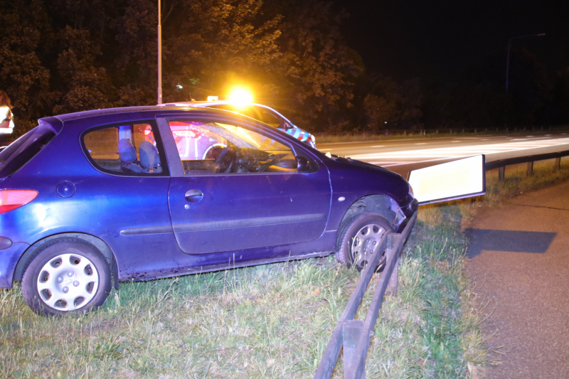 Auto ramt voorrangsbord, bestuurder gewond