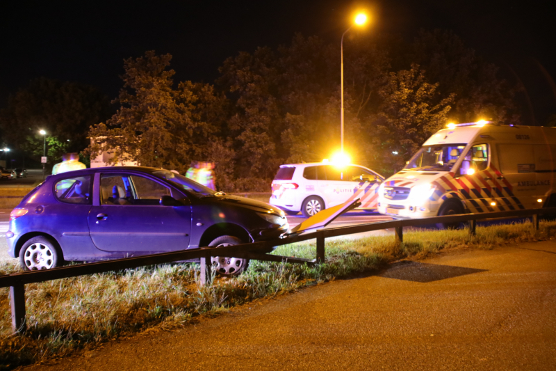 Auto ramt voorrangsbord, bestuurder gewond