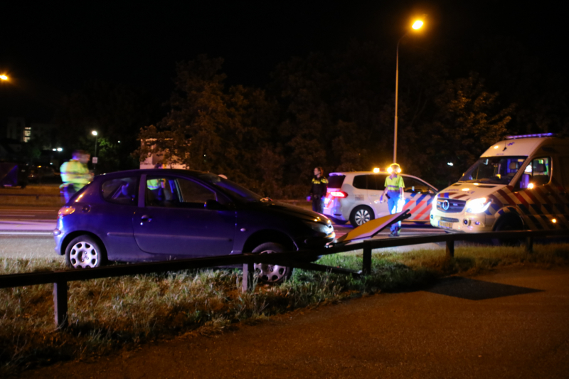 Auto ramt voorrangsbord, bestuurder gewond