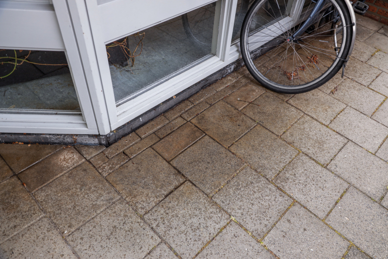 Verdieping blank door waterlek in woning