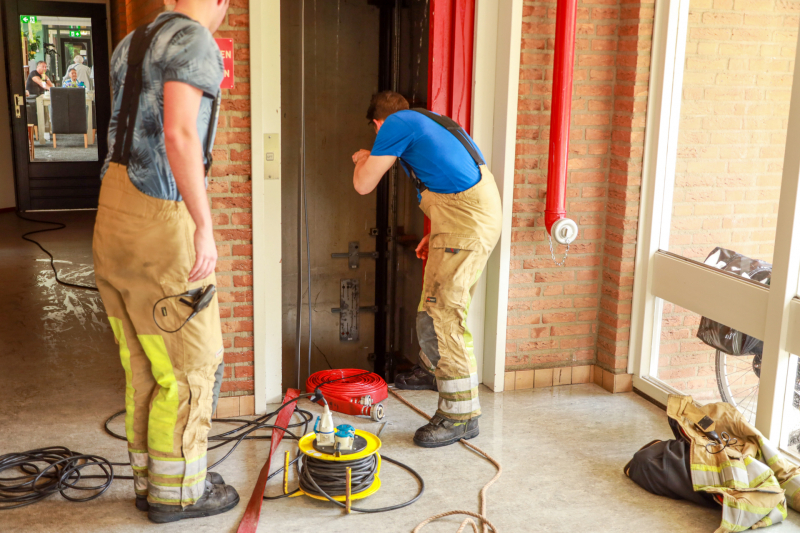 Verdieping blank door waterlek in woning