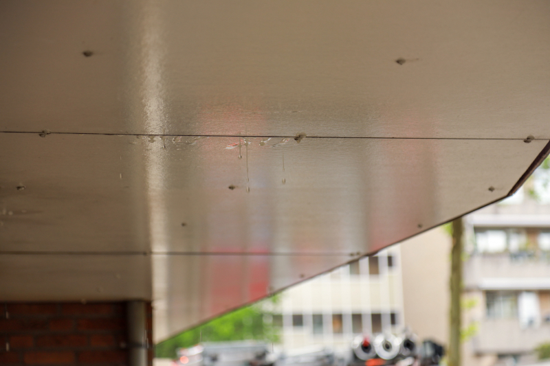 Verdieping blank door waterlek in woning