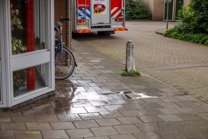 Verdieping blank door waterlek in woning