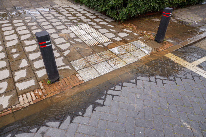 Straat loopt blank na gesprongen waterleiding