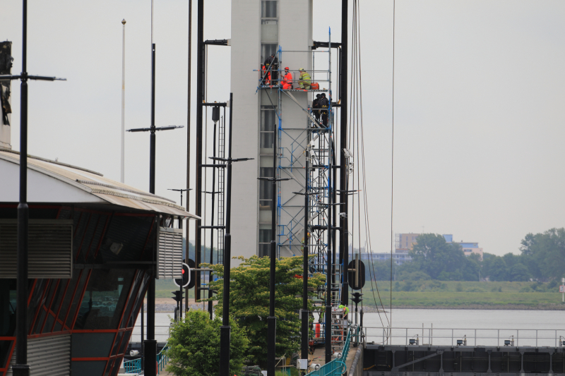 Twee personen onderhoudsmedewerkers bevrijd uit Prinses Beatrixsluis