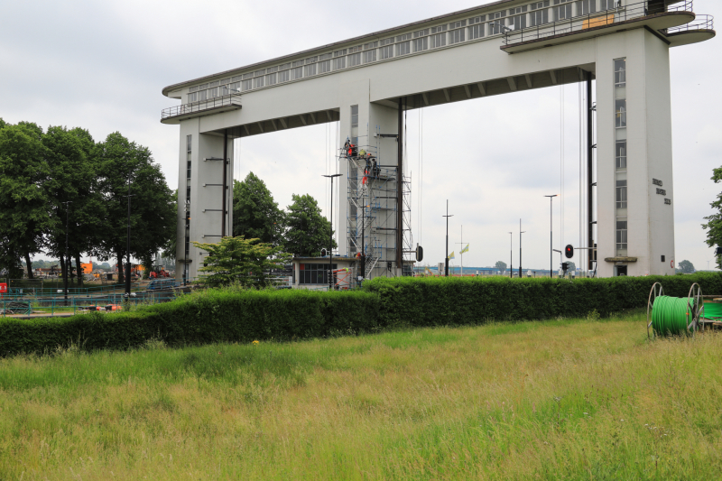 Twee personen onderhoudsmedewerkers bevrijd uit Prinses Beatrixsluis
