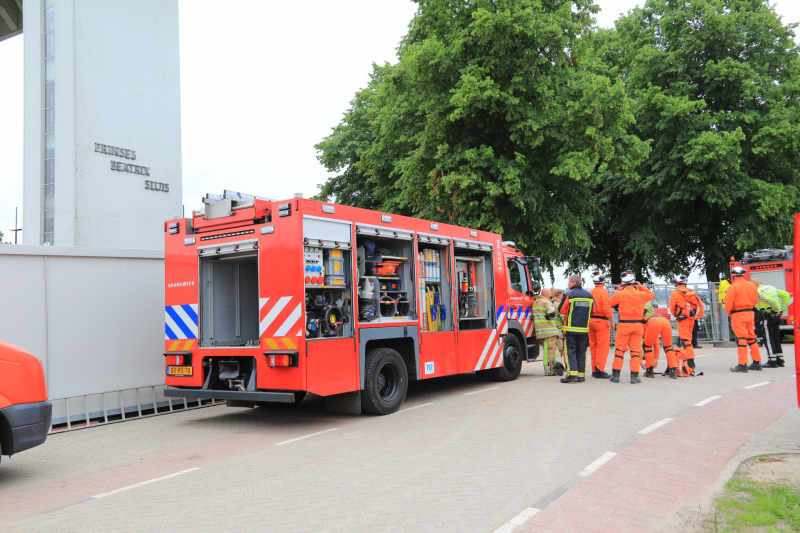 Twee personen onderhoudsmedewerkers bevrijd uit Prinses Beatrixsluis