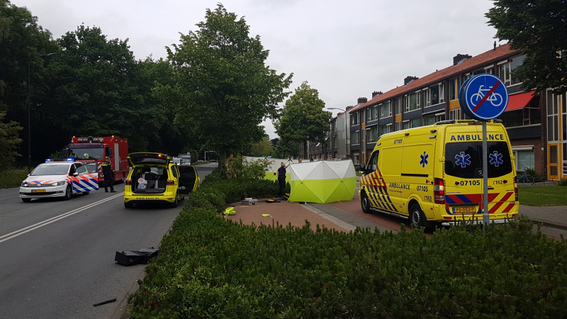 Fietsster overleden na botsing met bestelbus