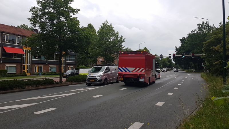 Fietsster overleden na botsing met bestelbus