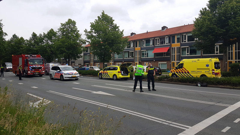 Fietsster overleden na botsing met bestelbus