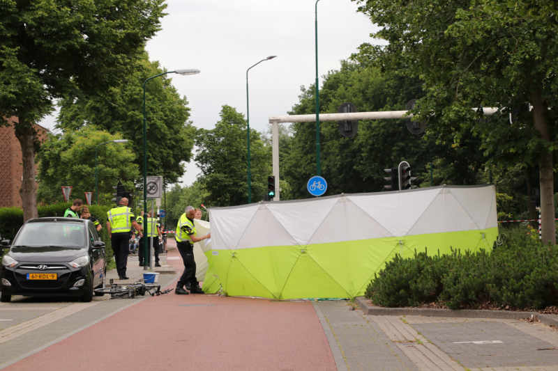 Fietsster overleden na botsing met bestelbus