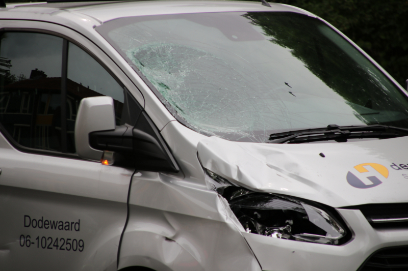 Fietsster overleden na botsing met bestelbus