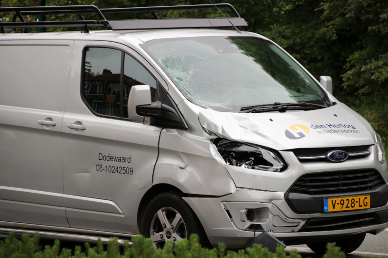 Fietsster overleden na botsing met bestelbus
