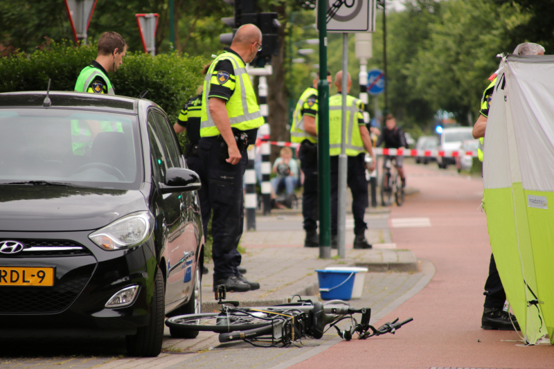 Fietsster overleden na botsing met bestelbus