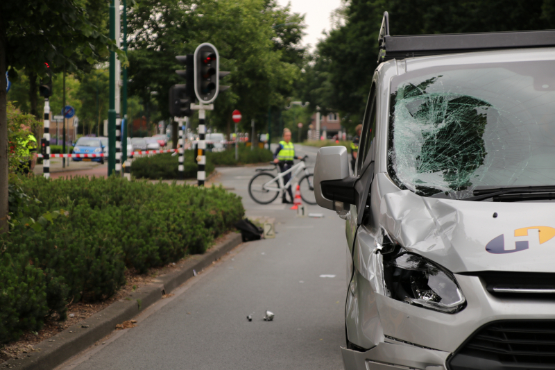 Fietsster overleden na botsing met bestelbus