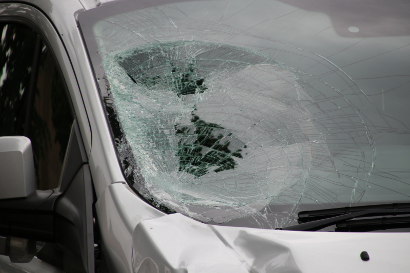 Fietsster overleden na botsing met bestelbus