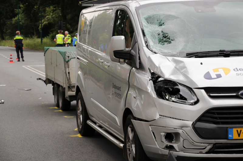 Fietsster overleden na botsing met bestelbus