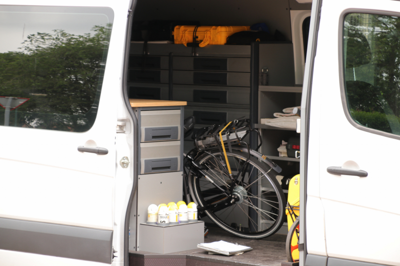 Fietsster overleden na botsing met bestelbus