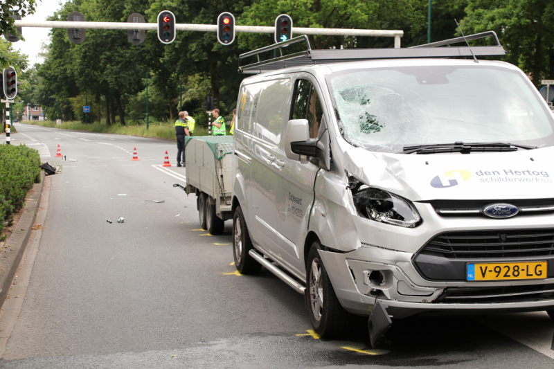 Fietsster overleden na botsing met bestelbus
