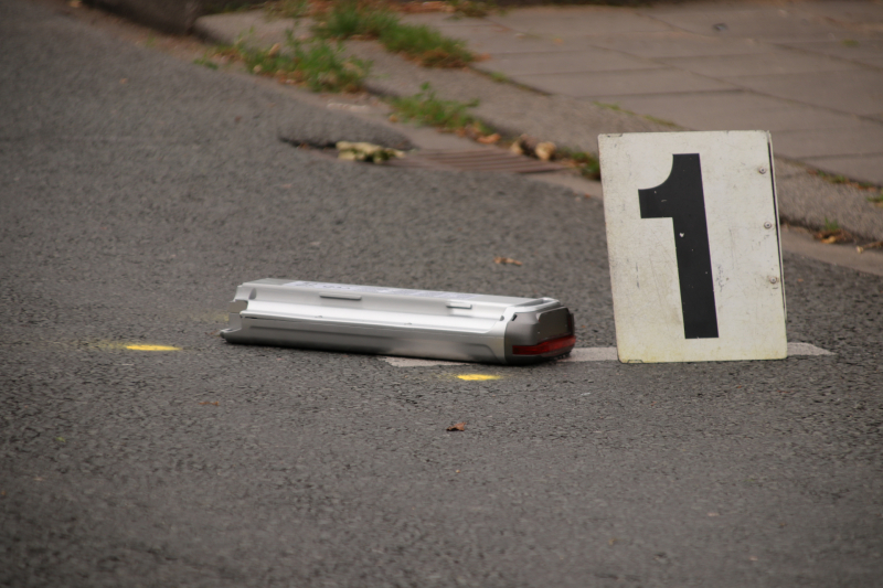 Fietsster overleden na botsing met bestelbus