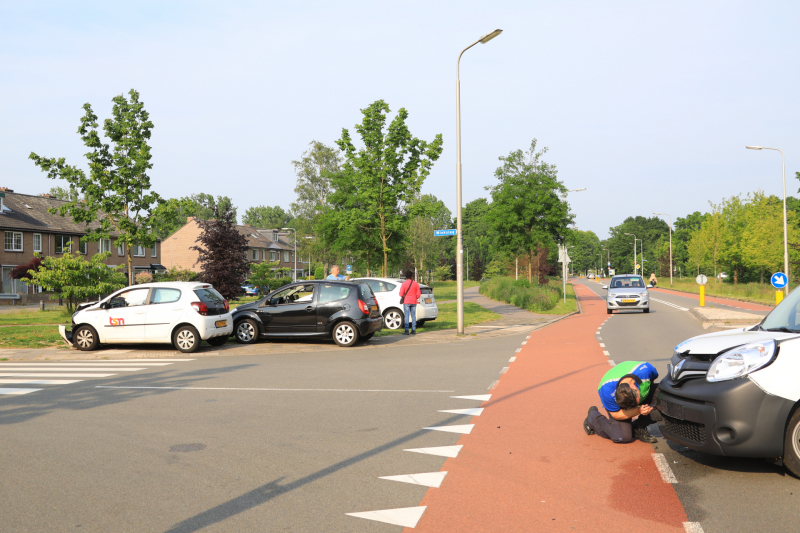Twee voertuigen botsen op kruising