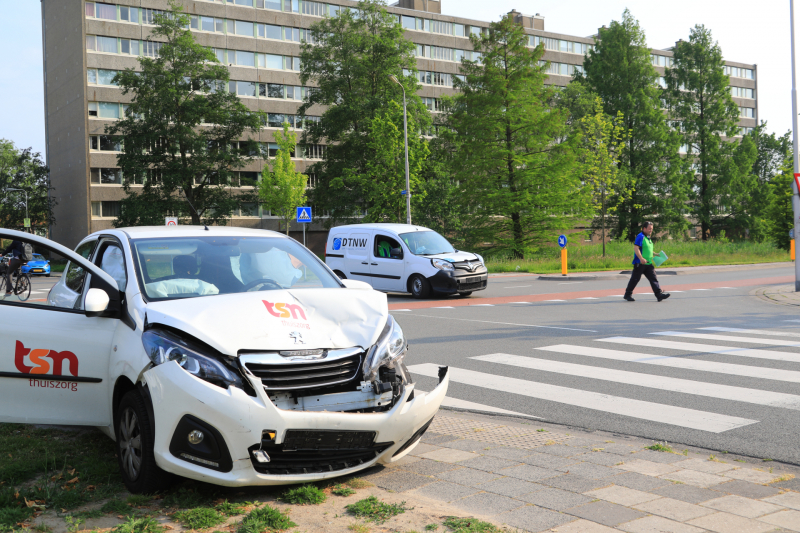 Twee voertuigen botsen op kruising