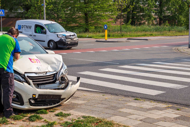 Twee voertuigen botsen op kruising