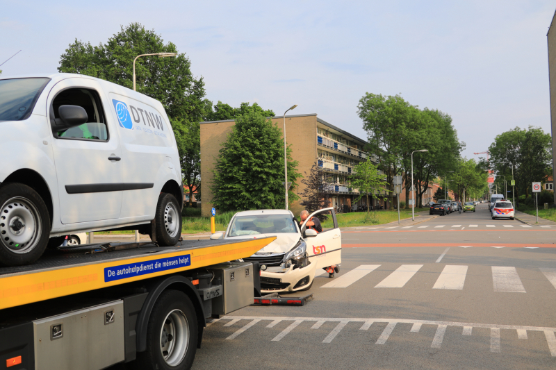 Twee voertuigen botsen op kruising