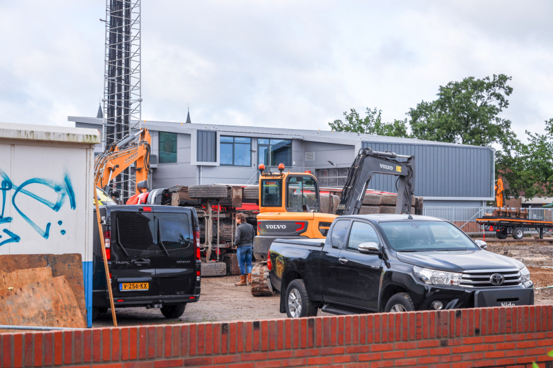Vrachtwagen kantelt op bouwterrein