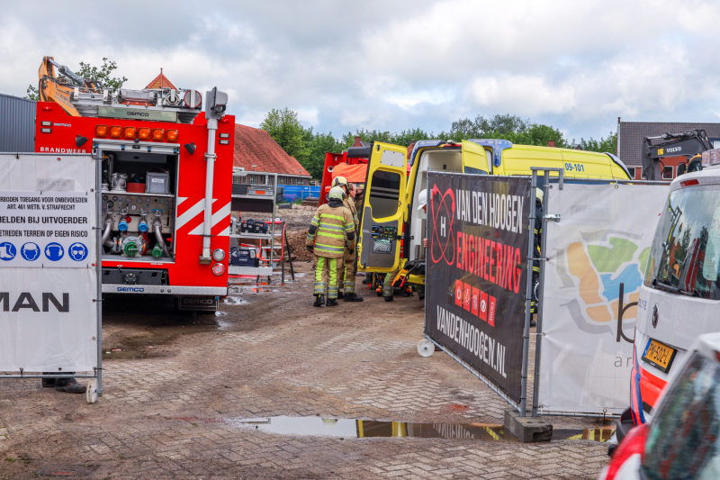 Vrachtwagen kantelt op bouwterrein