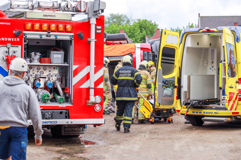 Vrachtwagen kantelt op bouwterrein