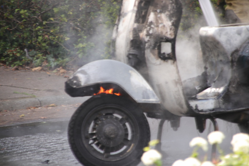 Scooter gaat in vlammen op