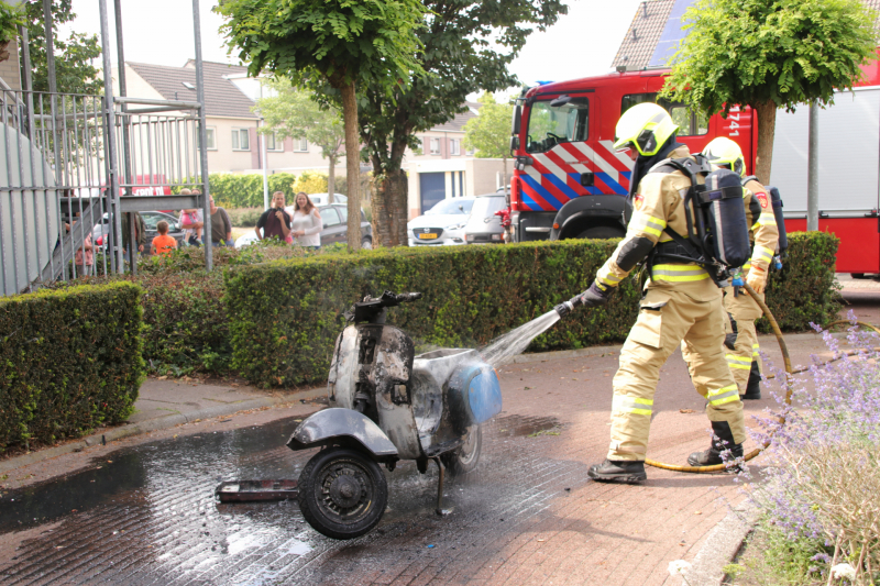 Scooter gaat in vlammen op
