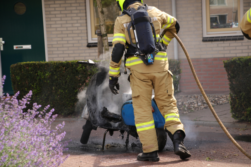 Scooter gaat in vlammen op