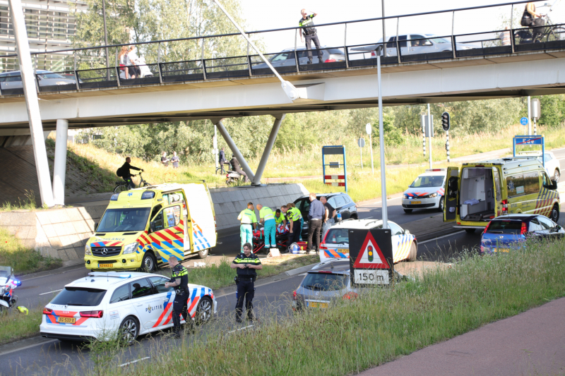 Persoon gewond na val van brug
