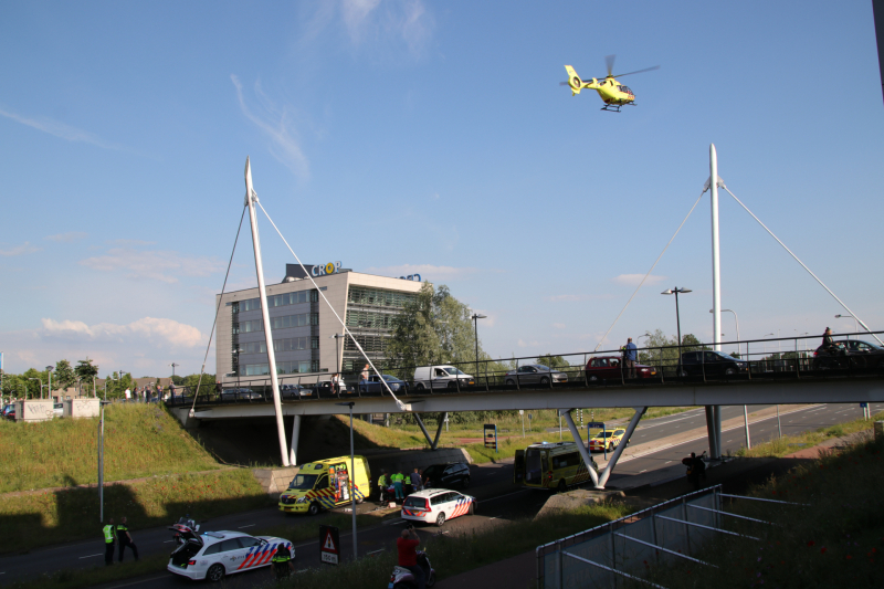 Persoon gewond na val van brug