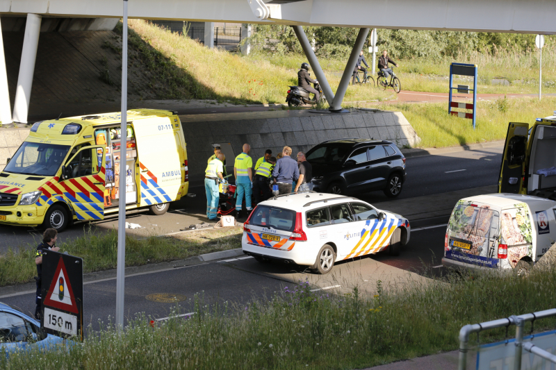 Persoon gewond na val van brug