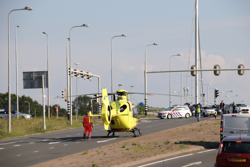 Persoon gewond na val van brug