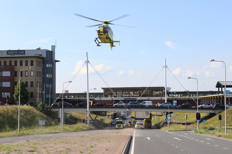 Persoon gewond na val van brug