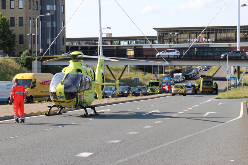 Persoon gewond na val van brug